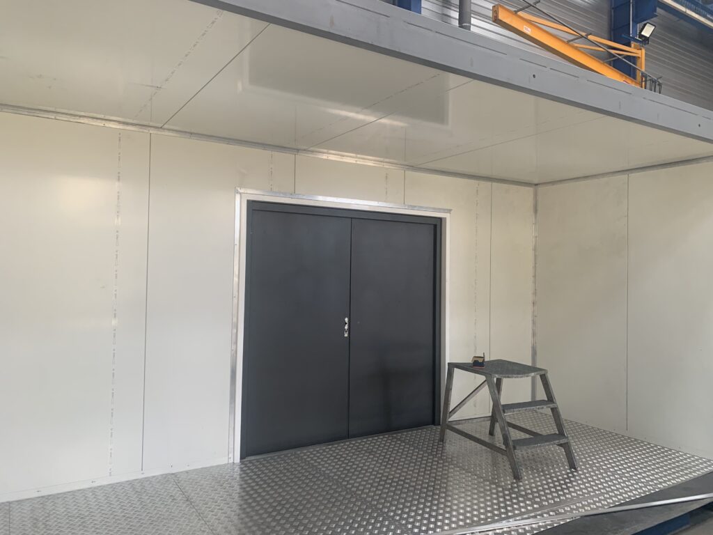 Photo d'une base de vie en cours d'assemblage Container IMTM