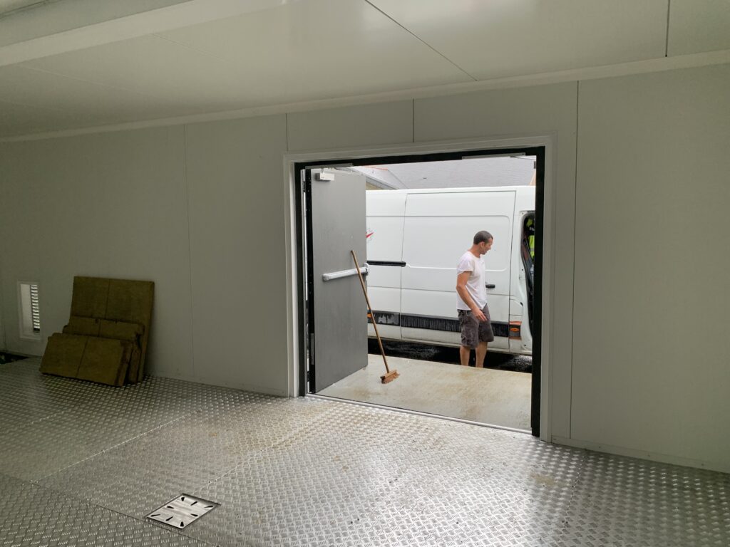 Photo d'une base de vie en cours d'assemblage Container IMTM