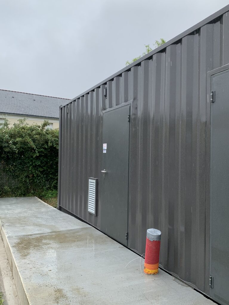 Photo d'un container transformé en local technique. Photo prise suite à la mise en place du local chez le client.