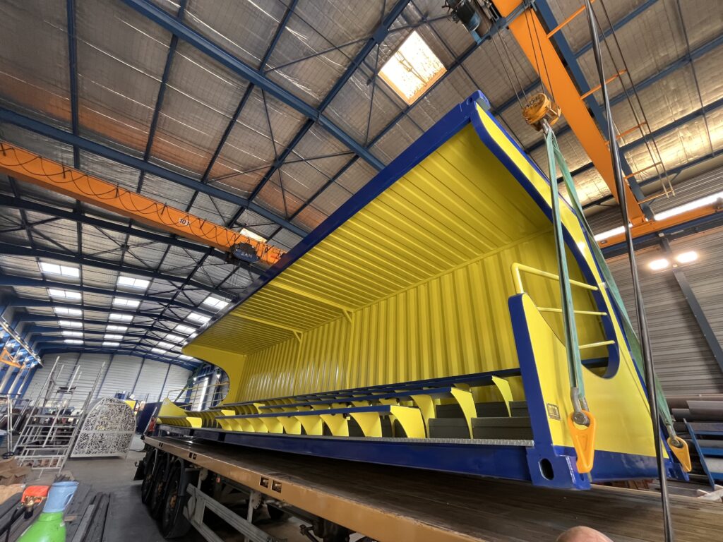 Photo d'une tribune de 40 pieds 81 places + 2 PMR avant livraison