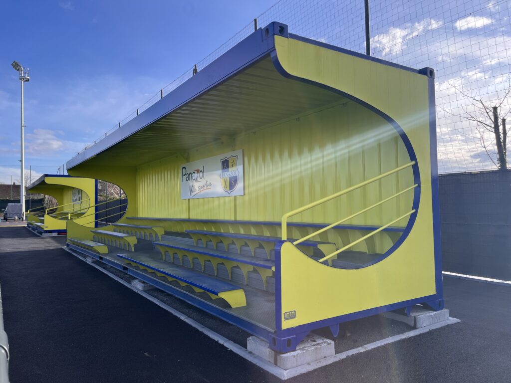 Photo de plusieurs tribunes en container IMTM utilisées dans le stade de Panazol