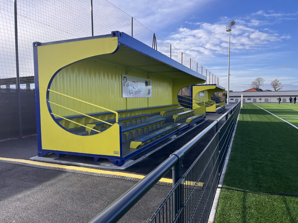 Photo d'une des tribunes en container IMTM utilisées dans le stade de Panazol