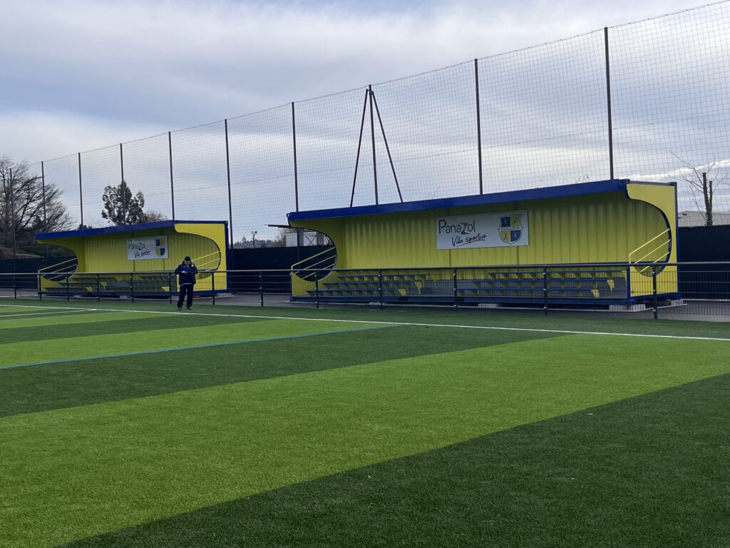 Photo de plusieurs tribunes en container IMTM utilisées dans le stade de Panazol. On y voit deux modèles de 40 pieds (81 places + 2 PMR).