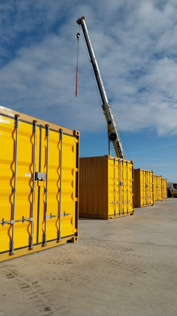 Plusieurs containers jaunes en attente de transformation.