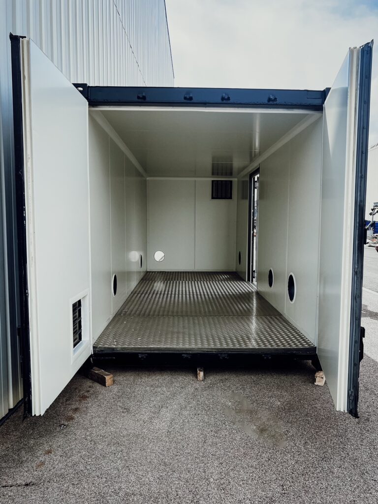 Photo de l'intérieur d'un container transformé en local technique de 20 pieds, on y voit le travail qui a été fait pour l'isolation de ce container