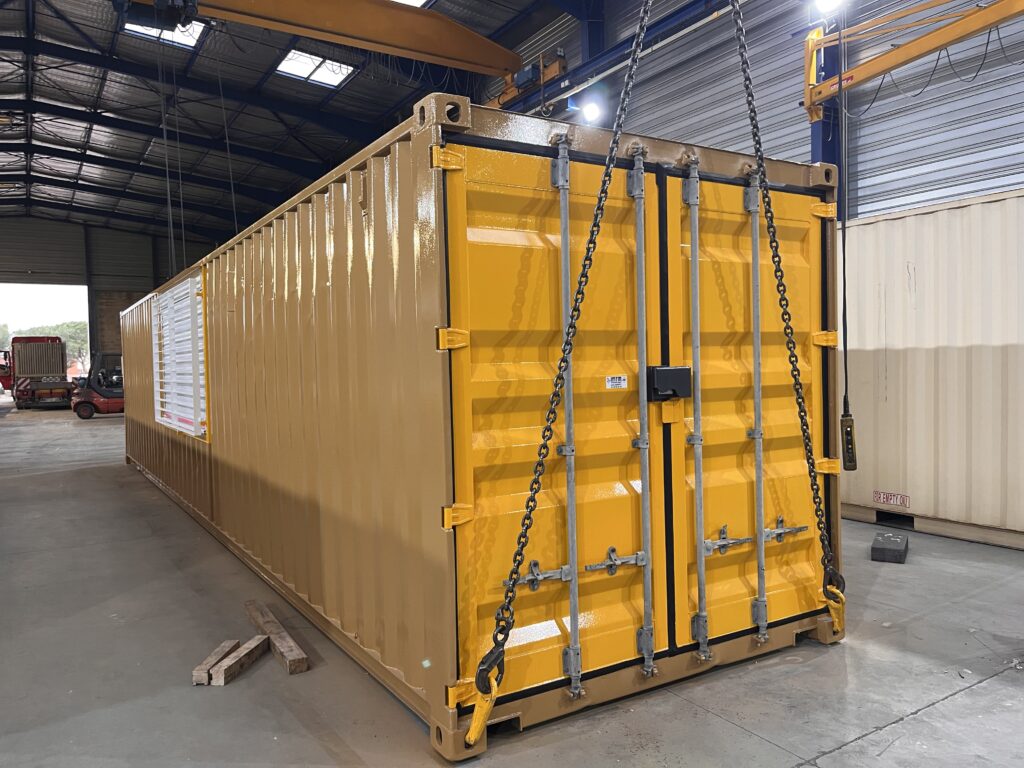 Photo d'un container maritime de 40 pieds transformé en local technique par IMTM dans son atelier