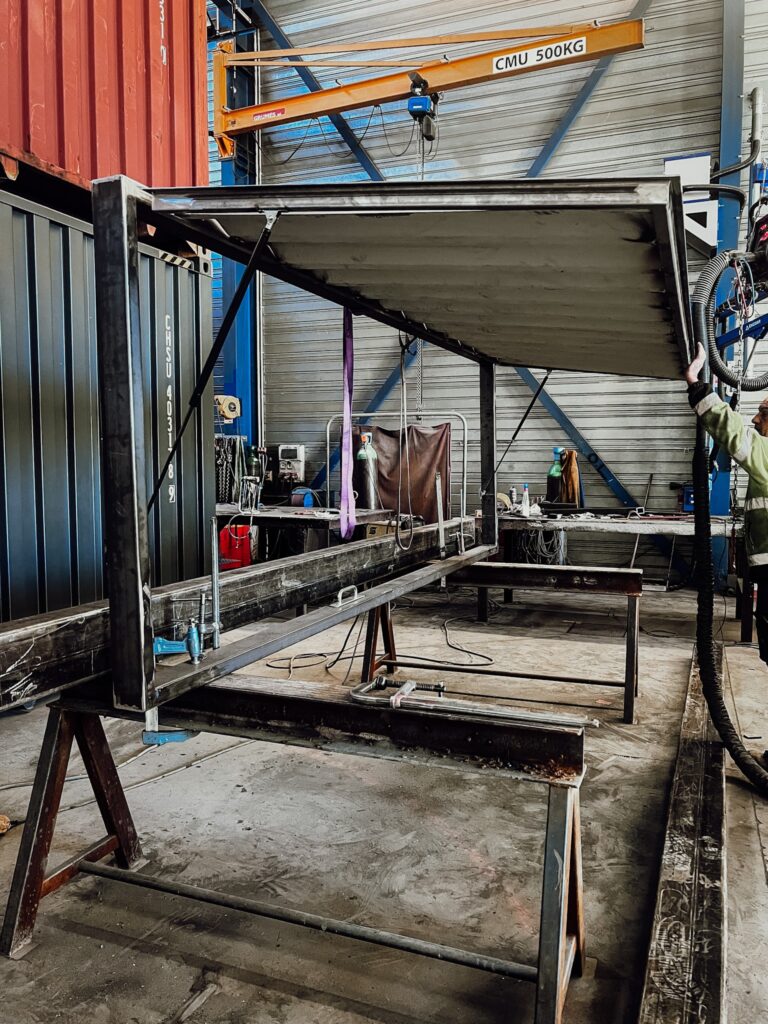 Photo prise dans l'atelier de IMTM. On y voit la transformation d'un container en vantail pour snack container.